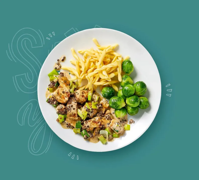 VEGIC-Geschnetzeltes mit Lauch & Belugalinsen an Cremesauce, dazu Strozzapreti und Rosenkohl