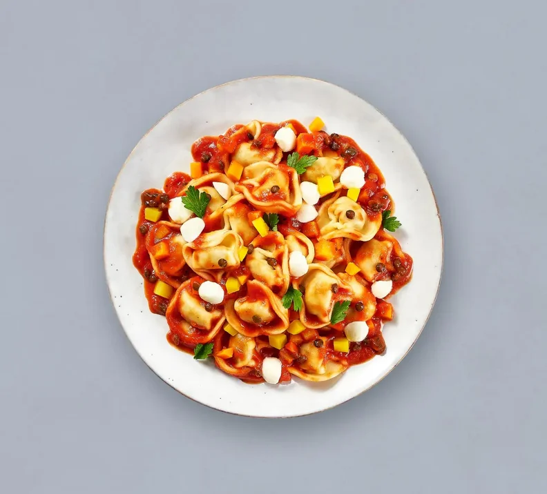 Bio Tortellini Ricotta Spinat mit Beluga-Linsen, 2-farbige Karotten, Mozzarellaperlen und Tomatensauce