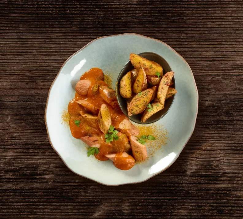 THE GREEN MOUNTAIN Currywurst mit Wedges