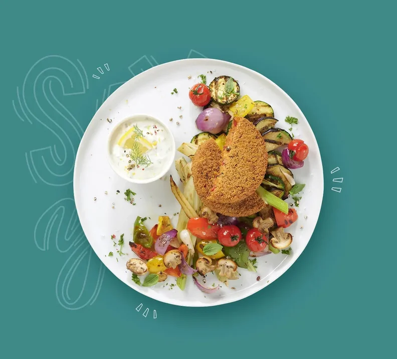 Mediterraner Gemüse-Grill-Teller mit Feta-Rice-Burger und Olivendip