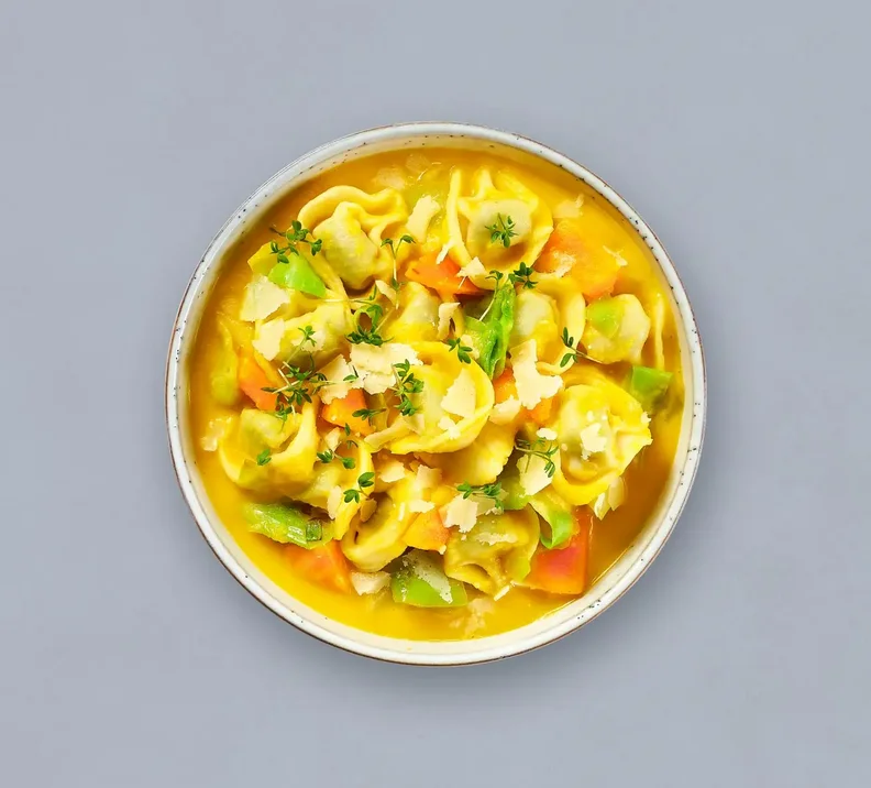 Bio Tortellini Spinat Ricotta auf Rüebli-Coulis mit Himbeeressig parfümiert, dazu Spitzkabis/kohl und glasierter Kürbis