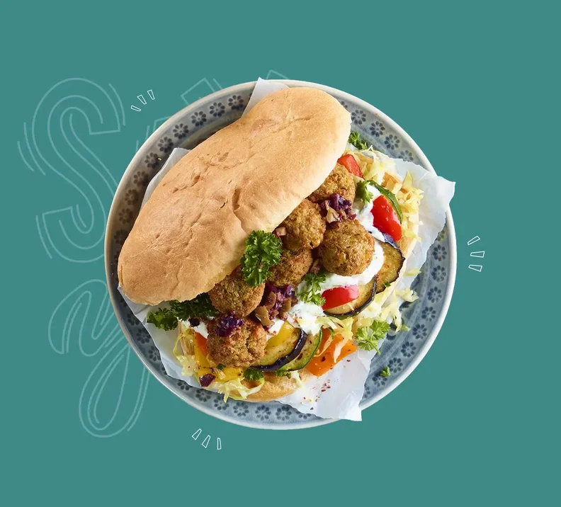 Falafel im Pitabrot mit veganem Tzaziki, Oliventatar, Weisskraut und Grillgemüse