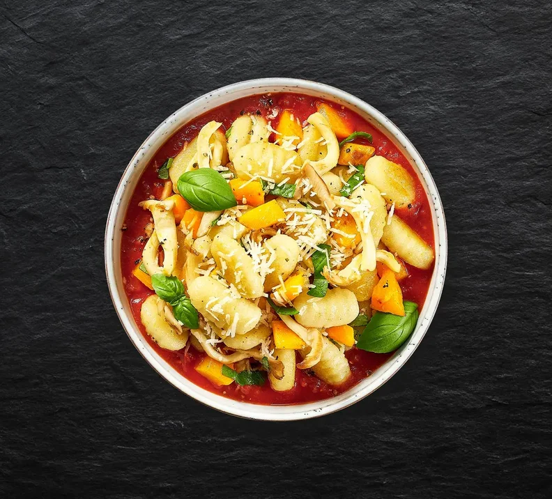 Bio-Gnocchi mit Austernpilzen und Kürbis auf Tomaten-Orangensauce