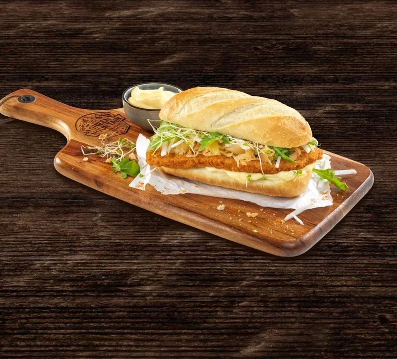 THE GREEN MOUNTAIN Schnitzelbrot mit Soja-Miso-Mayonnaise und fermentiertes Chilikraut