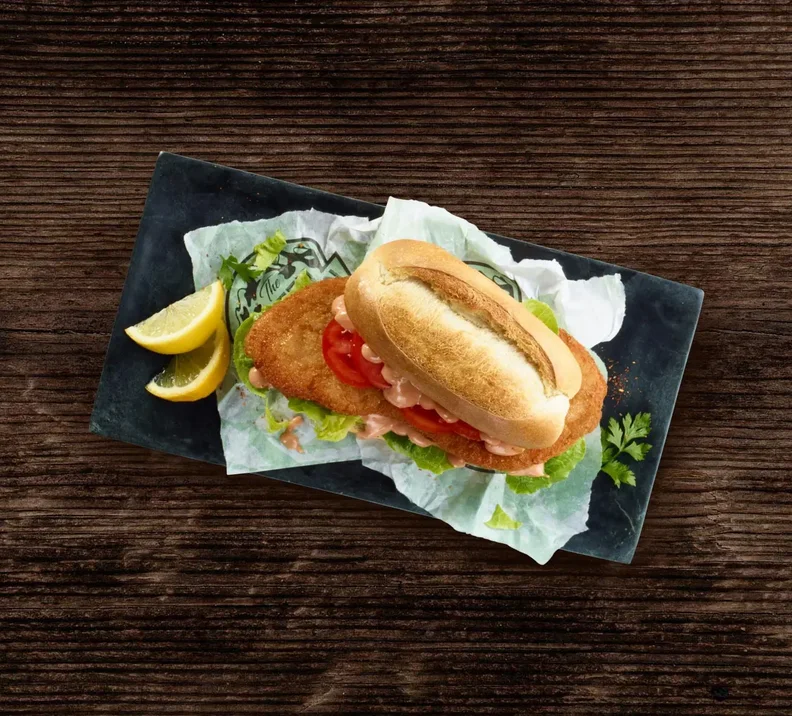 Veganes THE GREEN MOUNTAIN Schnitzel-Sandwich mit Cocktsailsauce