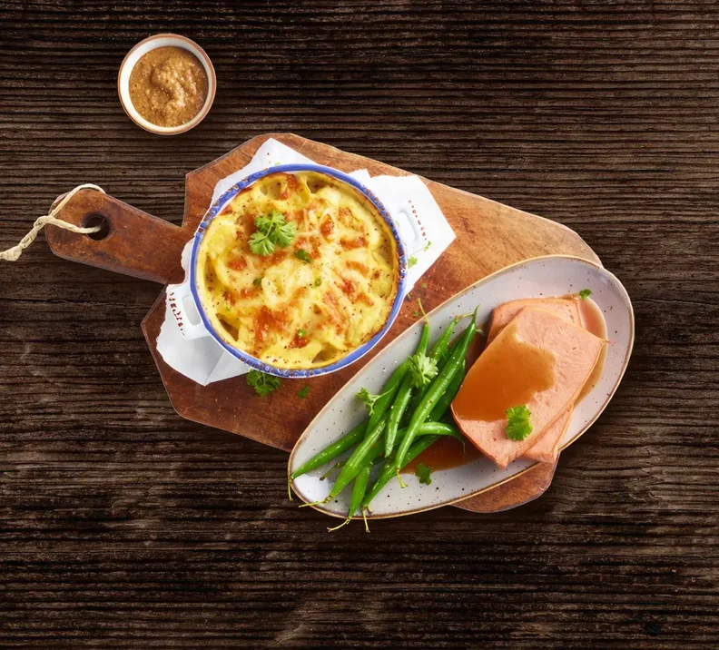 Ofenfrischer THE GREEN MOUNTAIN Fleisch/Leber-Käse an Rosmarinjus, Kartoffelgratin und grüne Bohnen