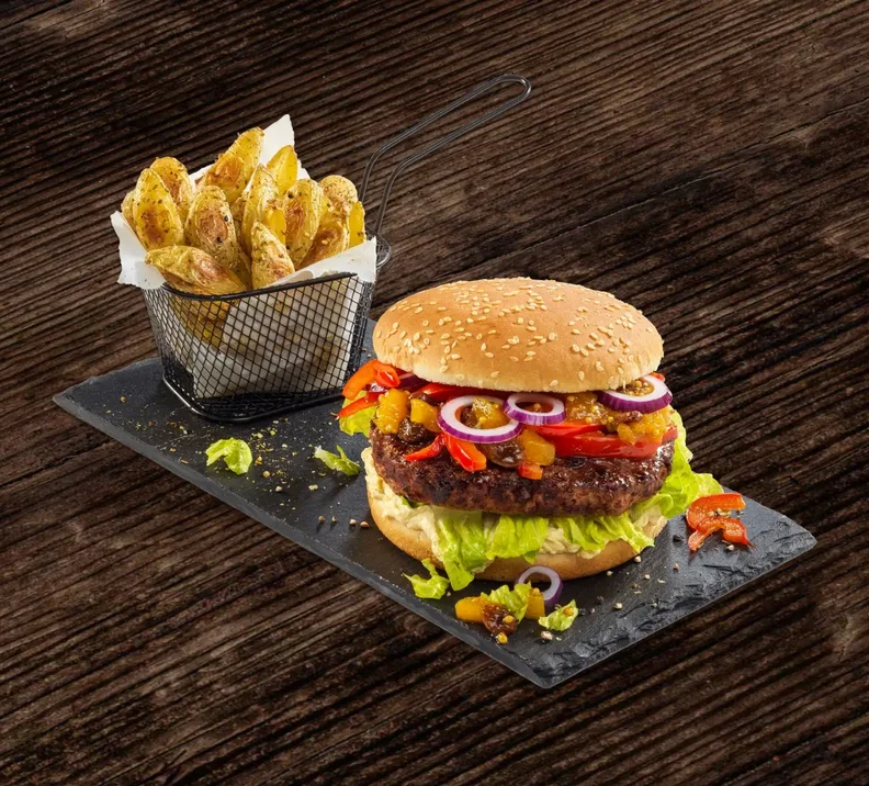 THE GREEN MOUNTAIN Burger Mediterran mit Hummus, Salat und Paprika/Peperoni, dazu Dukkah-Wedges