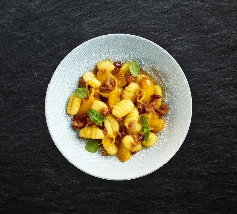 Glasierte süsse Gnocchi mit Apfelspalten, Rosinen und Bröseln