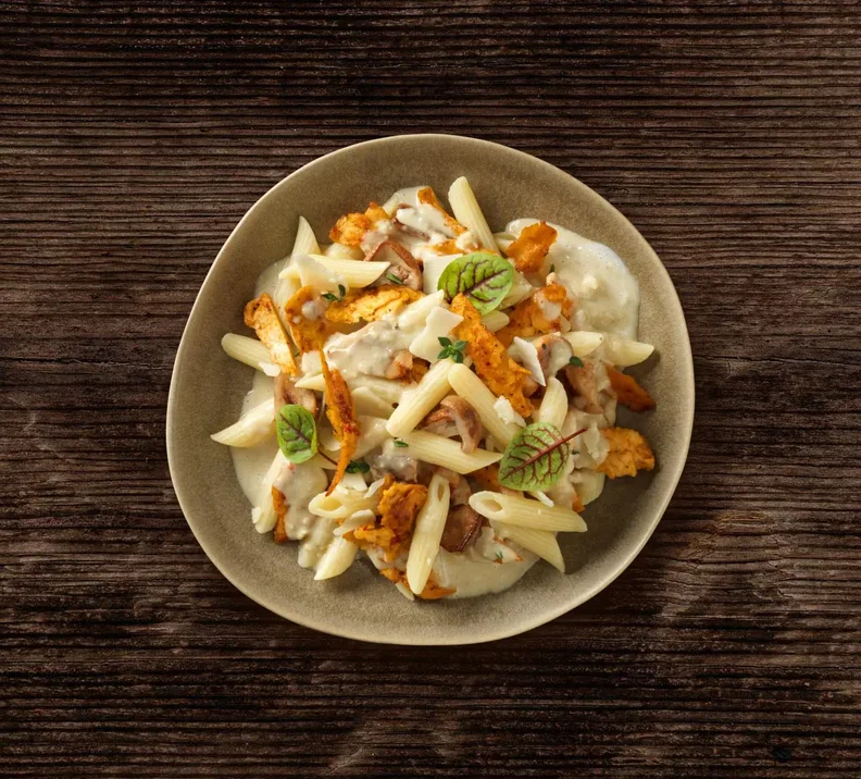 Penne mit THE GREEN MOUNTAIN Geschnetzeltem an Rahmsauce mit sautierten Steinpilzen