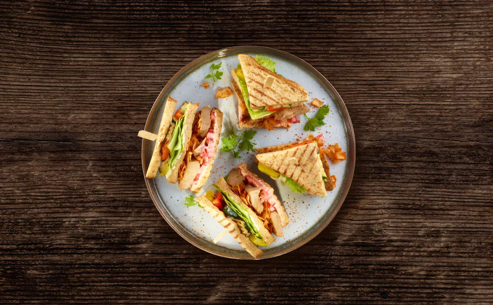 Club Sandwich mit THE GREEN MOUNTAIN Geschnetzeltem und veganer Knusper-Bacon, dazu Chips